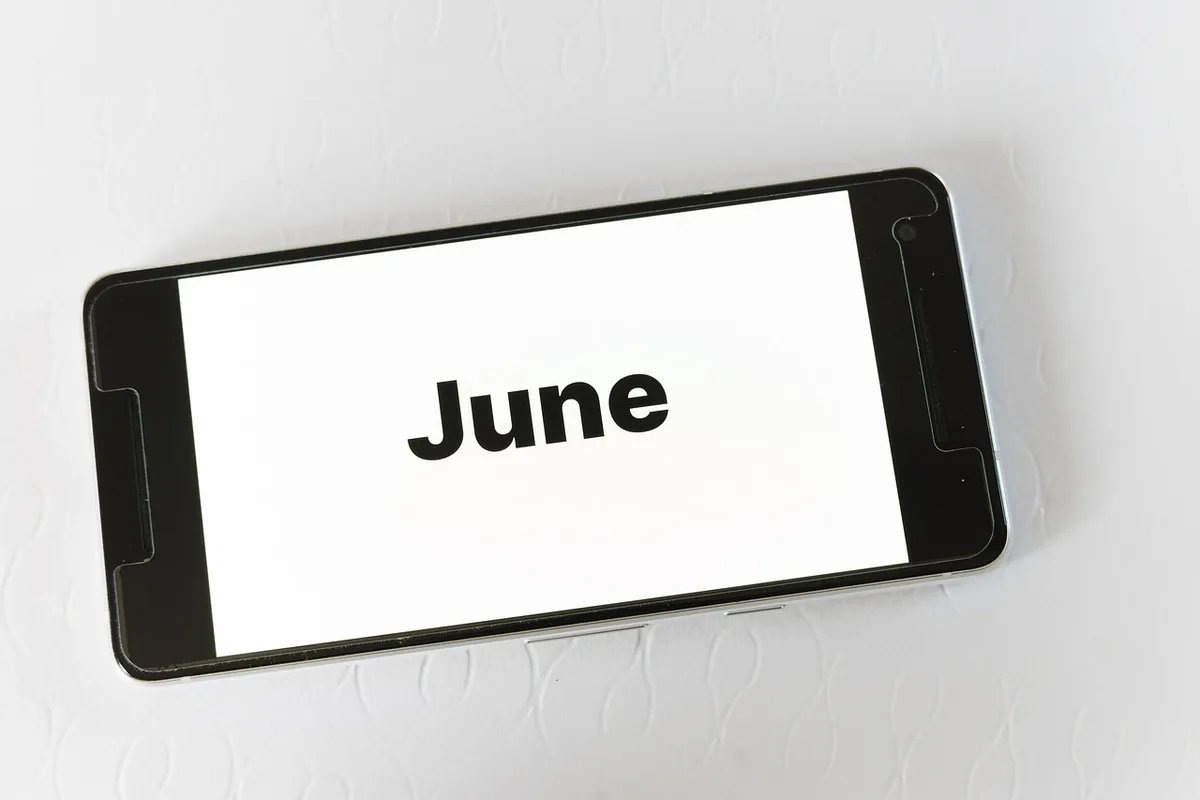 Calendrier et smartphone montrant rappels de vaccination pour M2 et M6