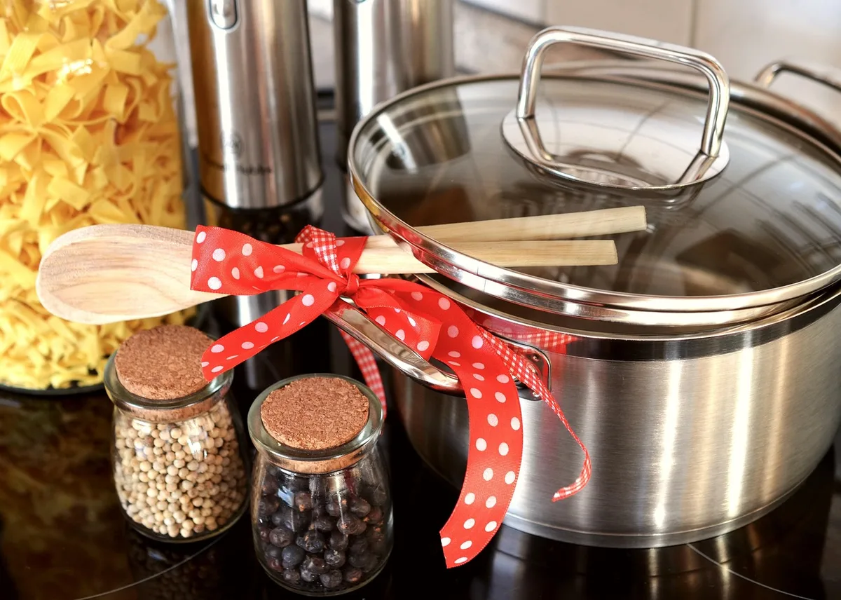 Préparation d'une vinaigrette avec vinaigre et huile pour assaisonner une salade