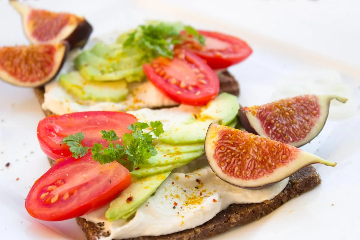Petit-déjeuner équilibré sur une table de cuisine, lumière du jour