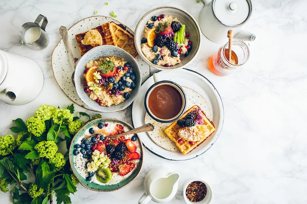 Porridge d'avoine avec yaourt et fruits pour un petit-déjeuner rassasiant