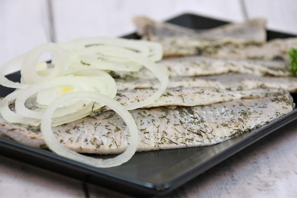 Repas préparés : lentilles en pot et filets de poisson cuits, prêts pour la semaine