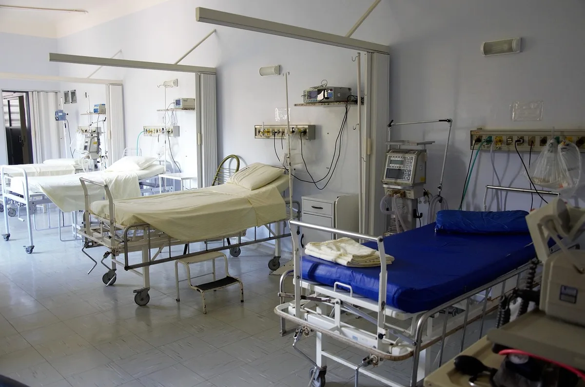 Salle de TEP avec appareil et écran d'imagerie amyloïde