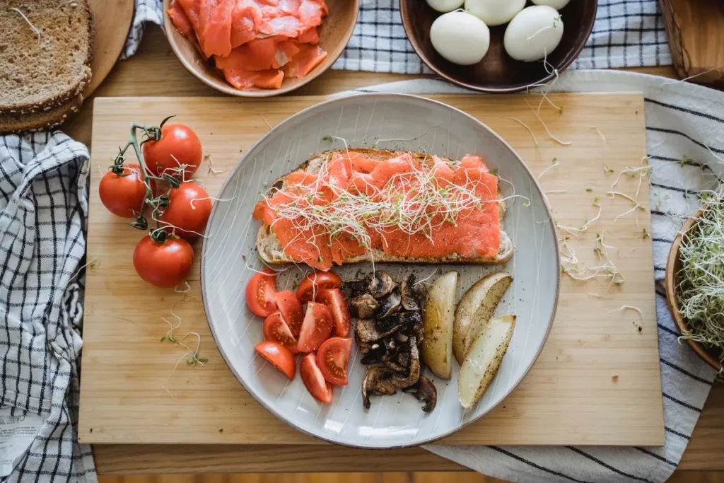 Assiette équilibrée avec légumes, céréales complètes et protéines sur une table en plein jour
