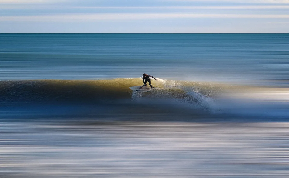 Groupe d'adultes participant à une activité partagée en journée
