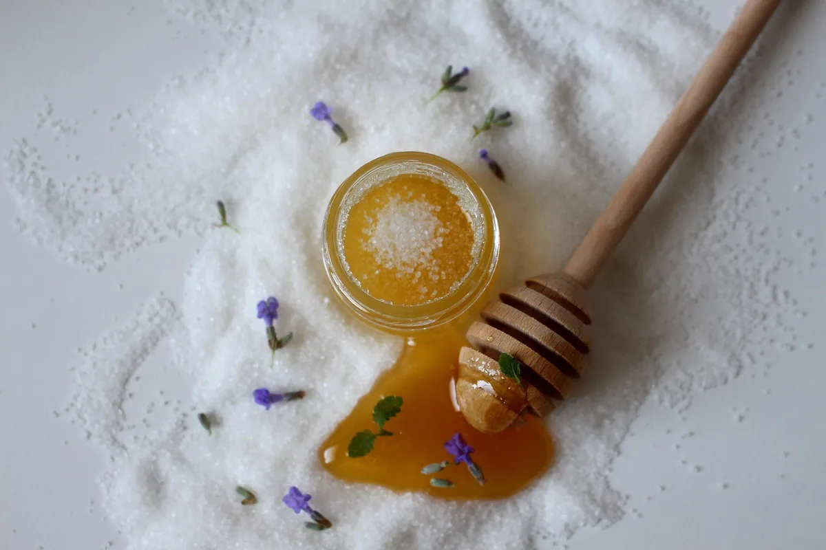 Flacons et pipettes d'actifs cosmétiques représentant acide hyaluronique et céramides