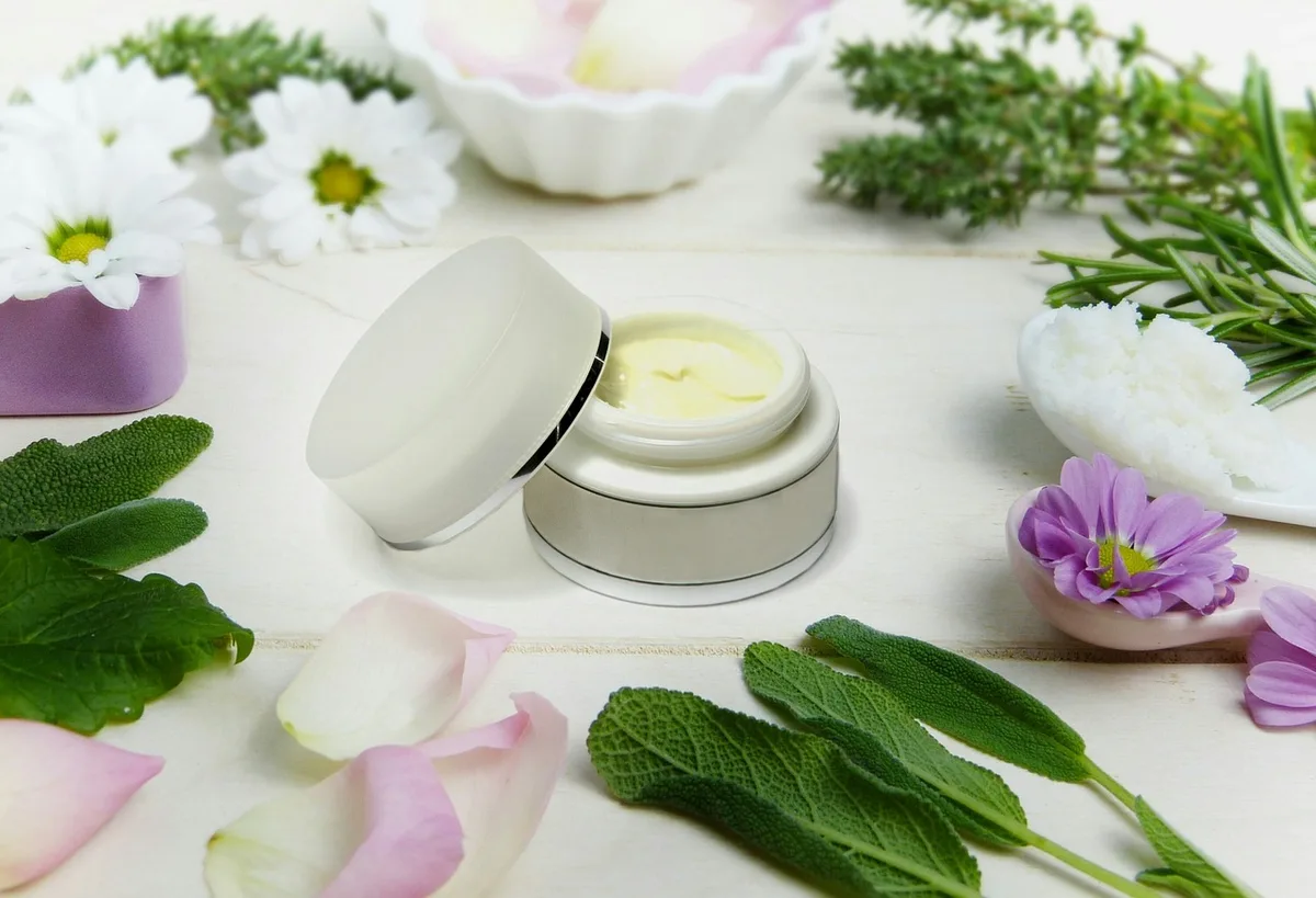 Produits de soin posés sur une table près d'une fenêtre, crème solaire et sérum
