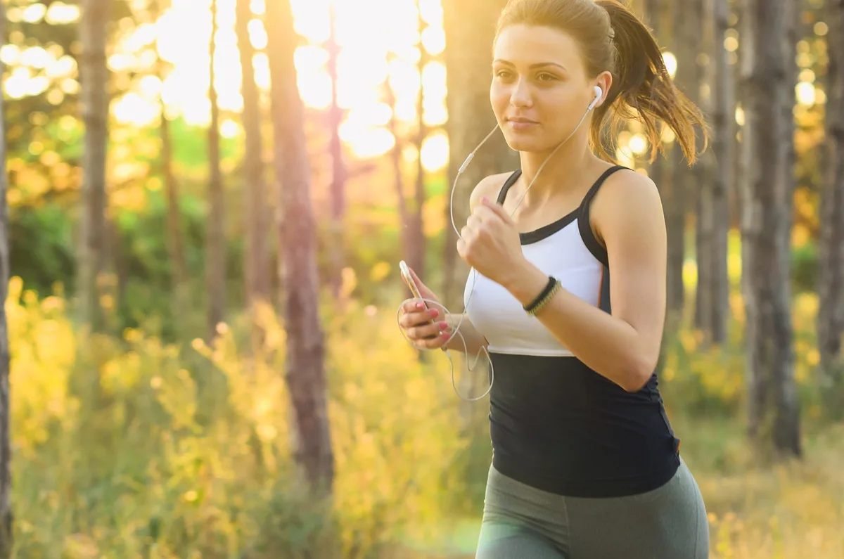 Personne en tenue de sport marchant en matinée pour illustrer l'activité physique modérée recommandée