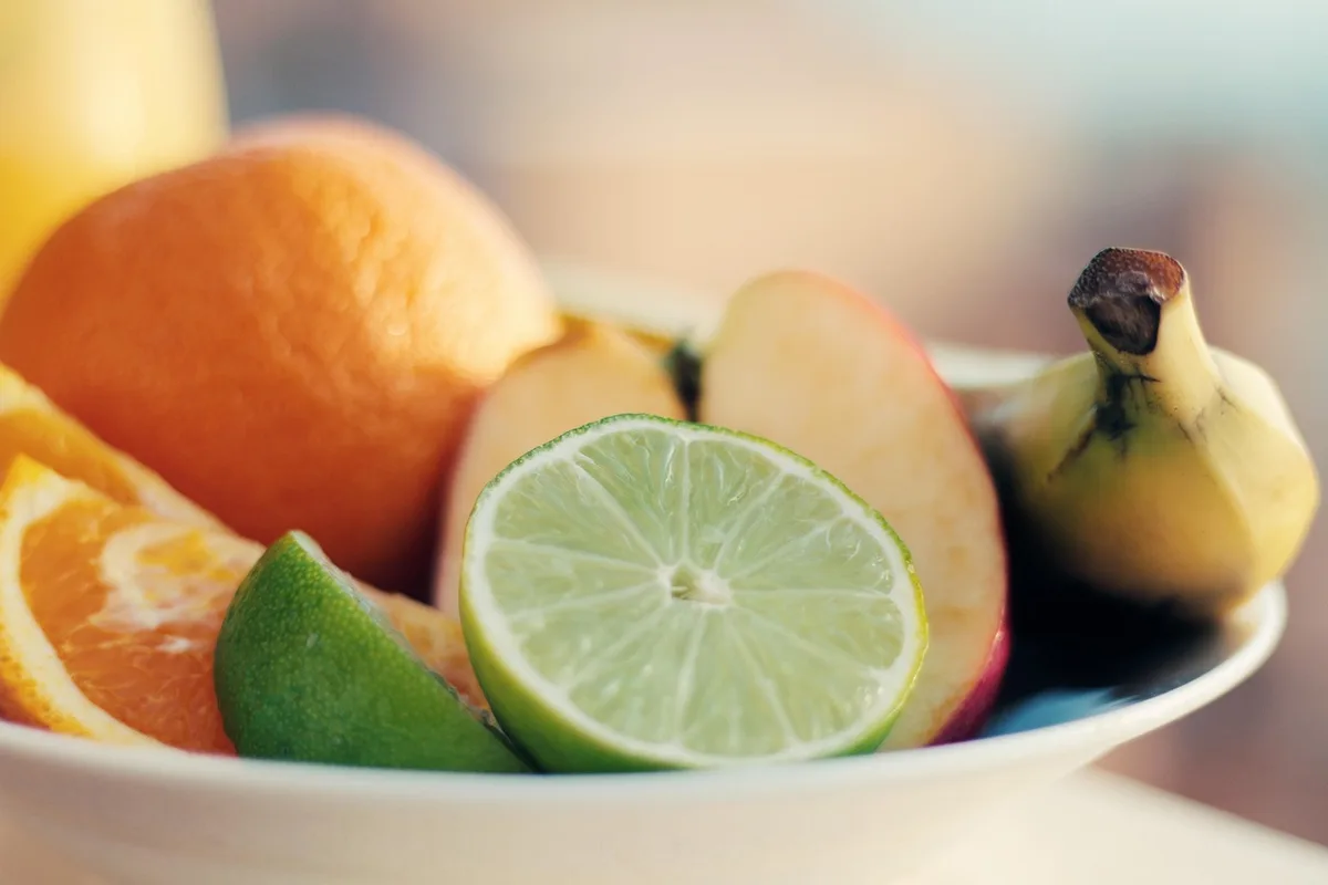Purée de banane dans un bol prête à être ajoutée à la pâte