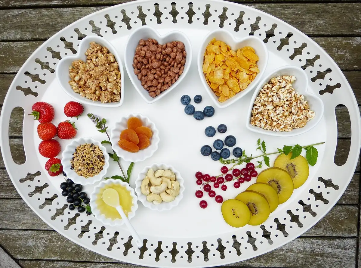 Bol de porridge aux fruits et tranche de pain complet prêt avant la montée
