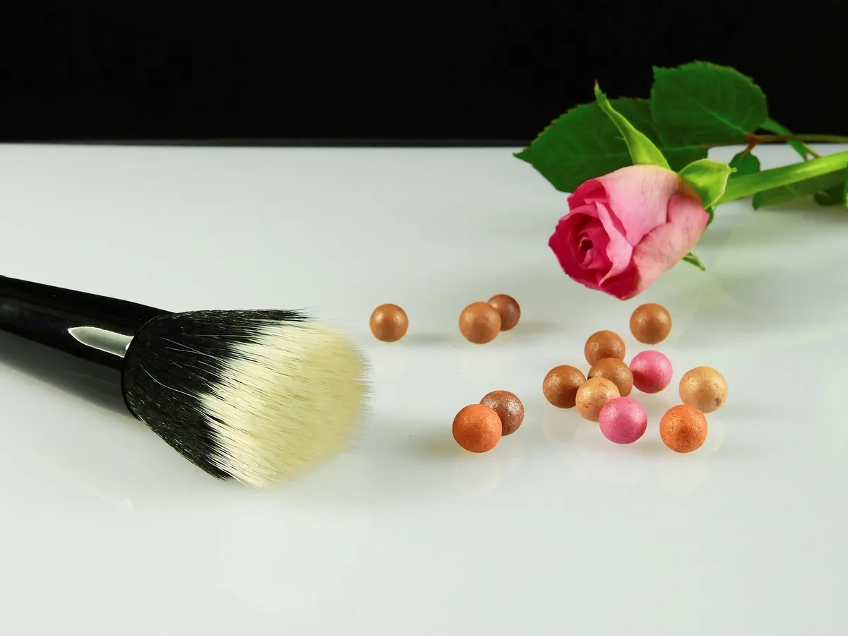 Vue rapprochée de produits de beauté variés posés sur une surface