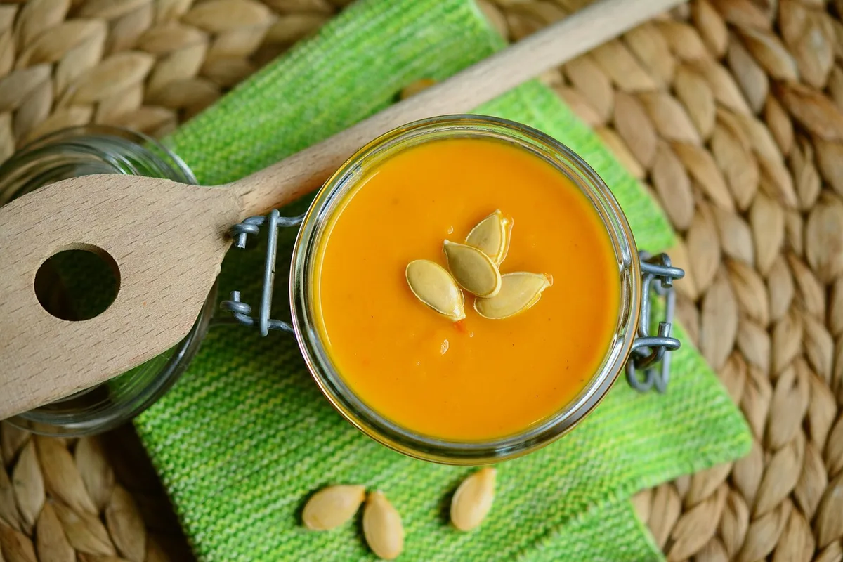 Bol de confiture d'abricots avec graines de chia pour épaissir