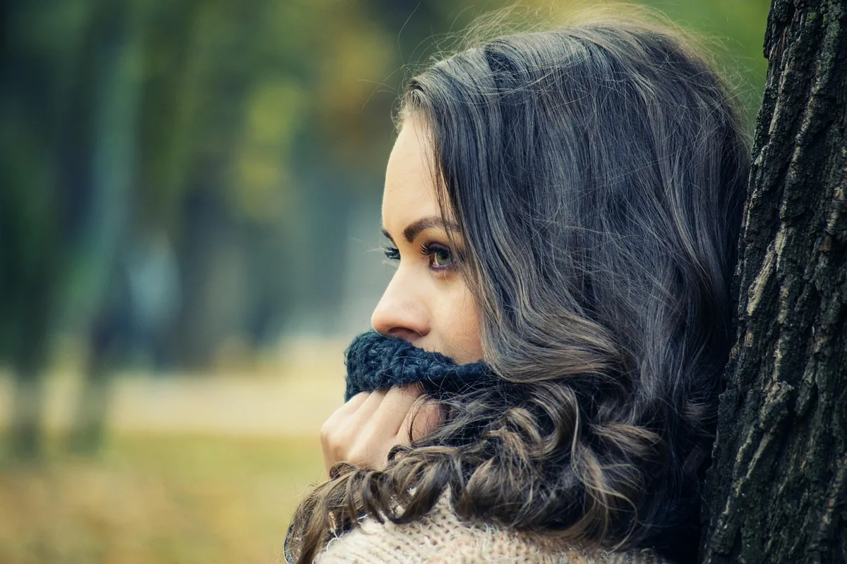 Mélange de textures : maille, velours et satin posés ensemble