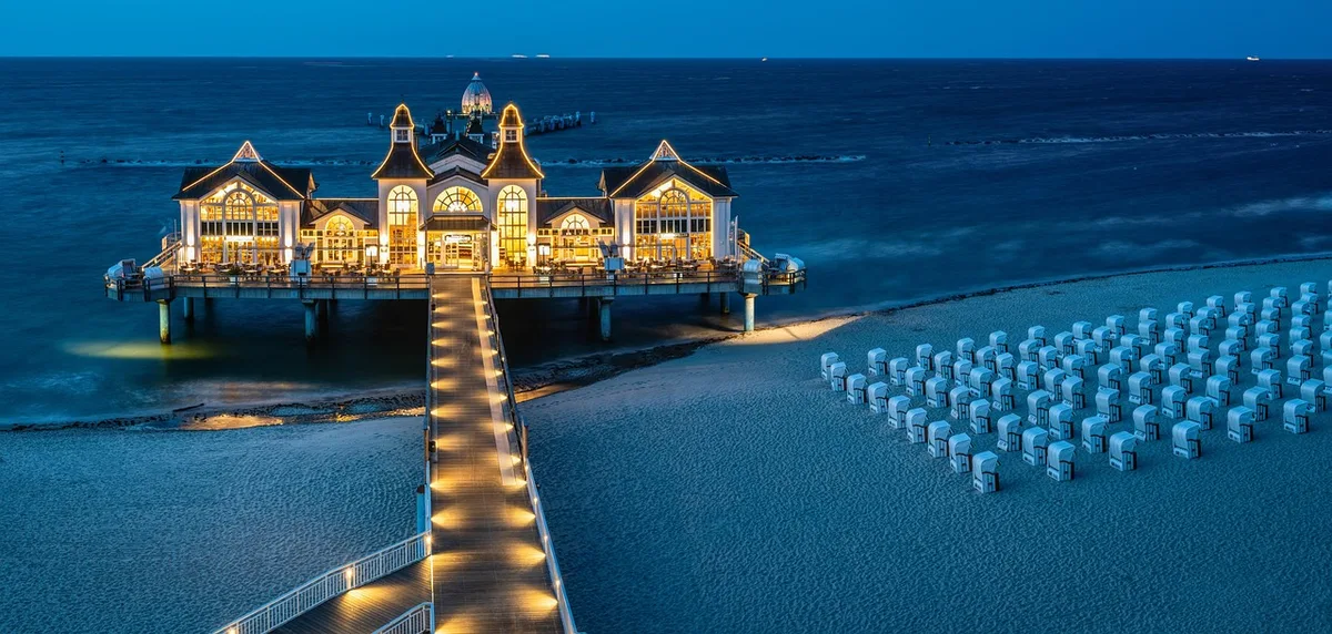 Les Planches et la plage de Deauville un jour ensoleillé