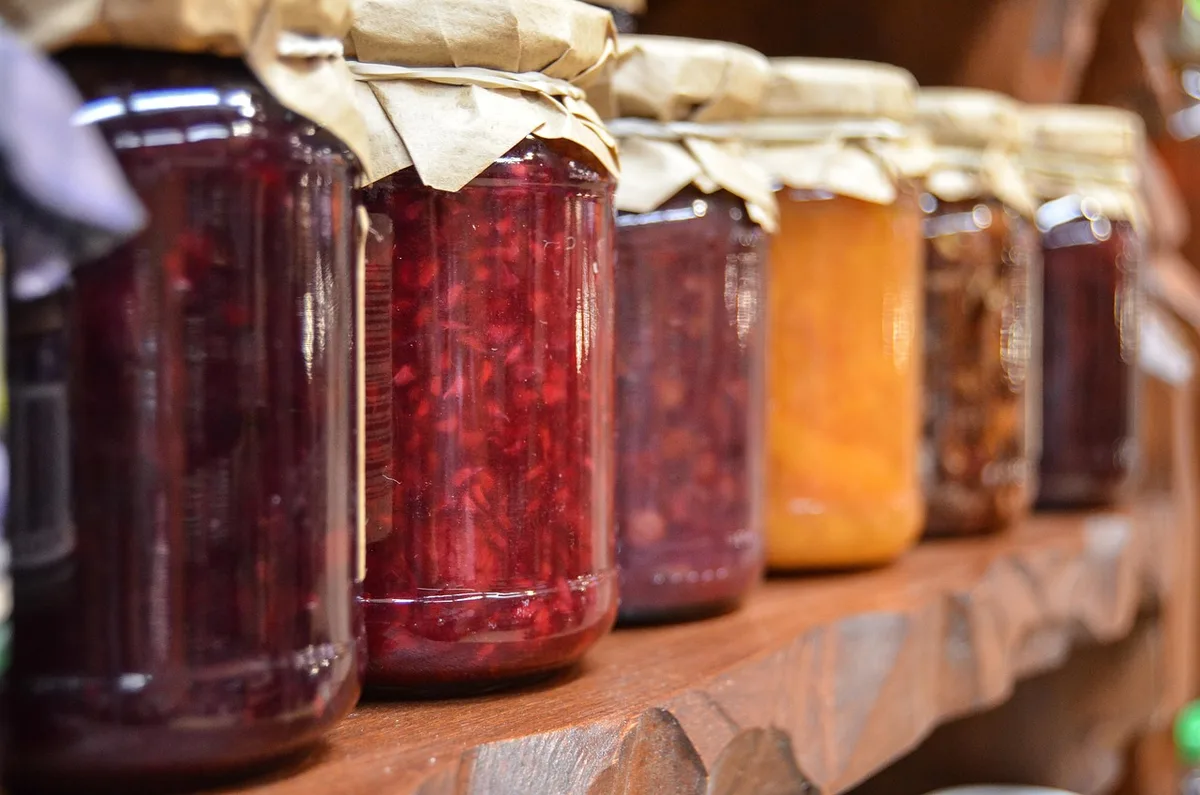 Boîtes de conserve variées alignées sur une étagère de garde-manger