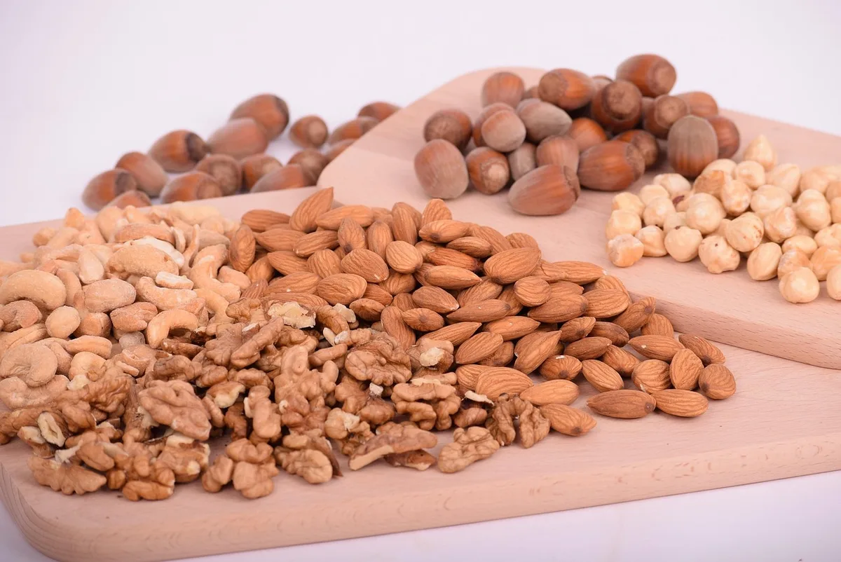 Main montrant la liste d'ingrédients et le tableau nutritionnel d'un emballage