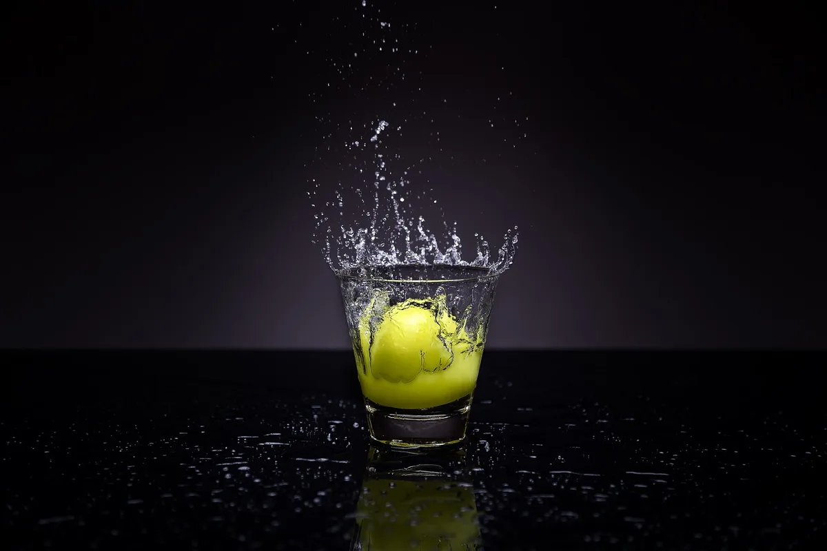 Assortiment de fruits juteux posés sur une table montrant leur richesse en eau
