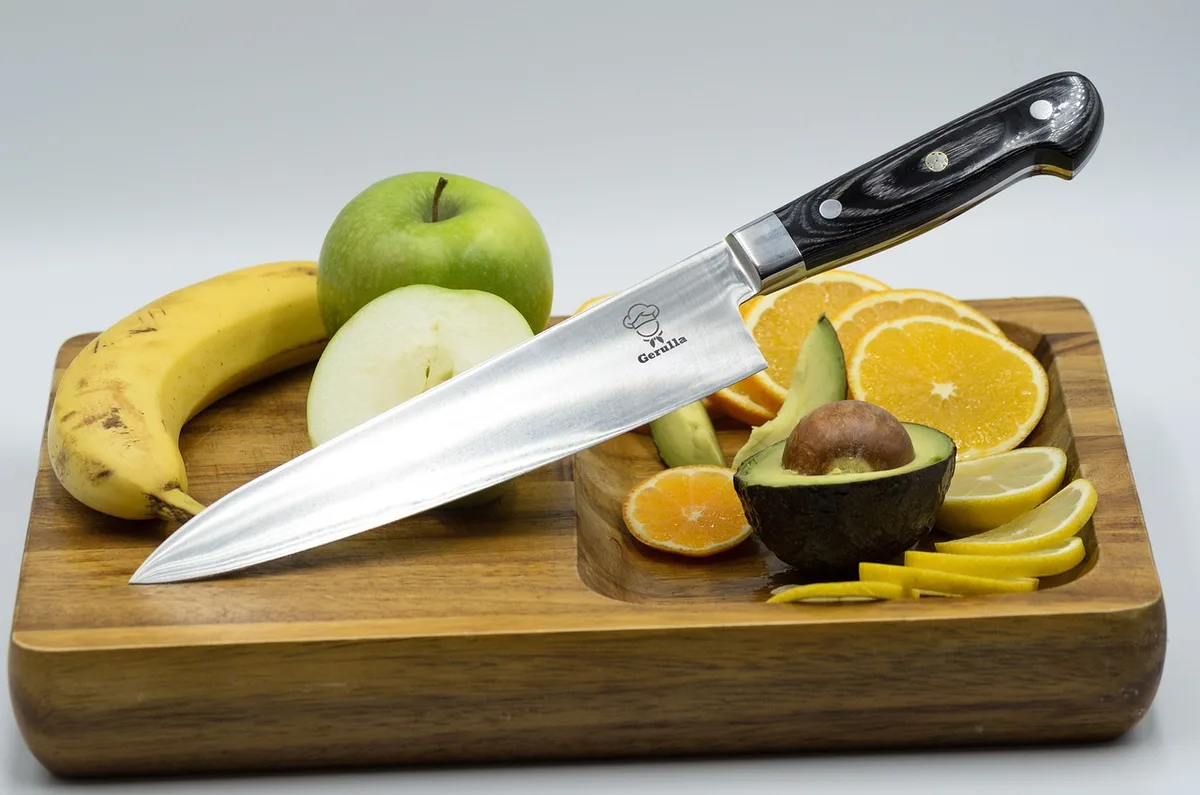 Tranches de fruits coupés conservées dans un récipient hermétique au réfrigérateur