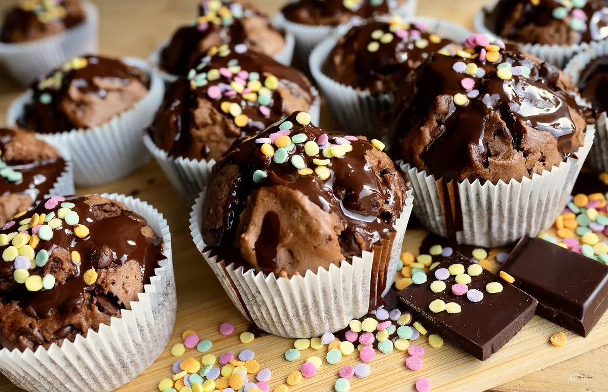 Gâteau au chocolat dans un four et minuterie pour la cuisson