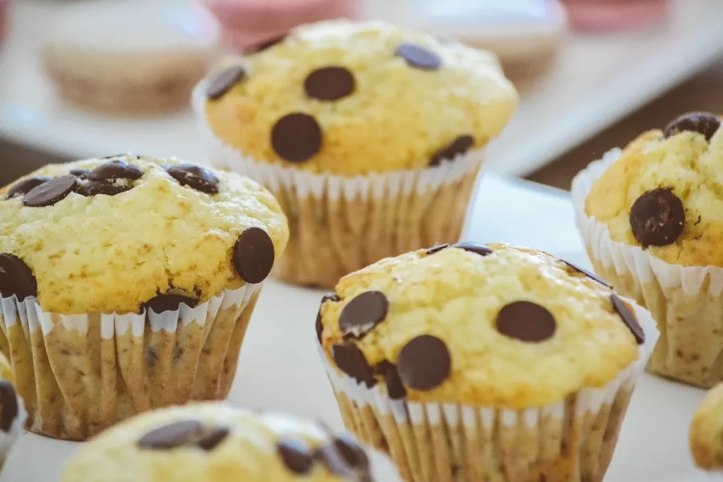 Gâteau au chocolat maison sur un comptoir de cuisine éclairé par la lumière du jour