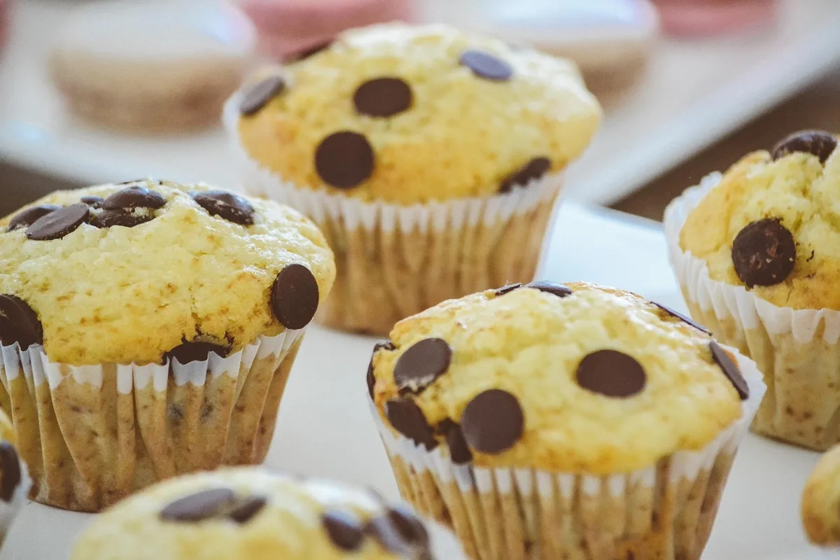 Gâteau au chocolat maison sur un comptoir de cuisine éclairé par la lumière du jour