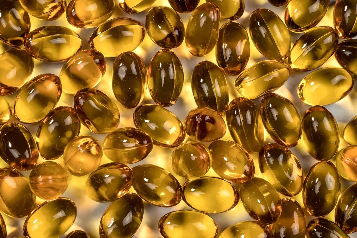 Bouteille de compléments ouverte avec étiquette montrant biotine et zinc