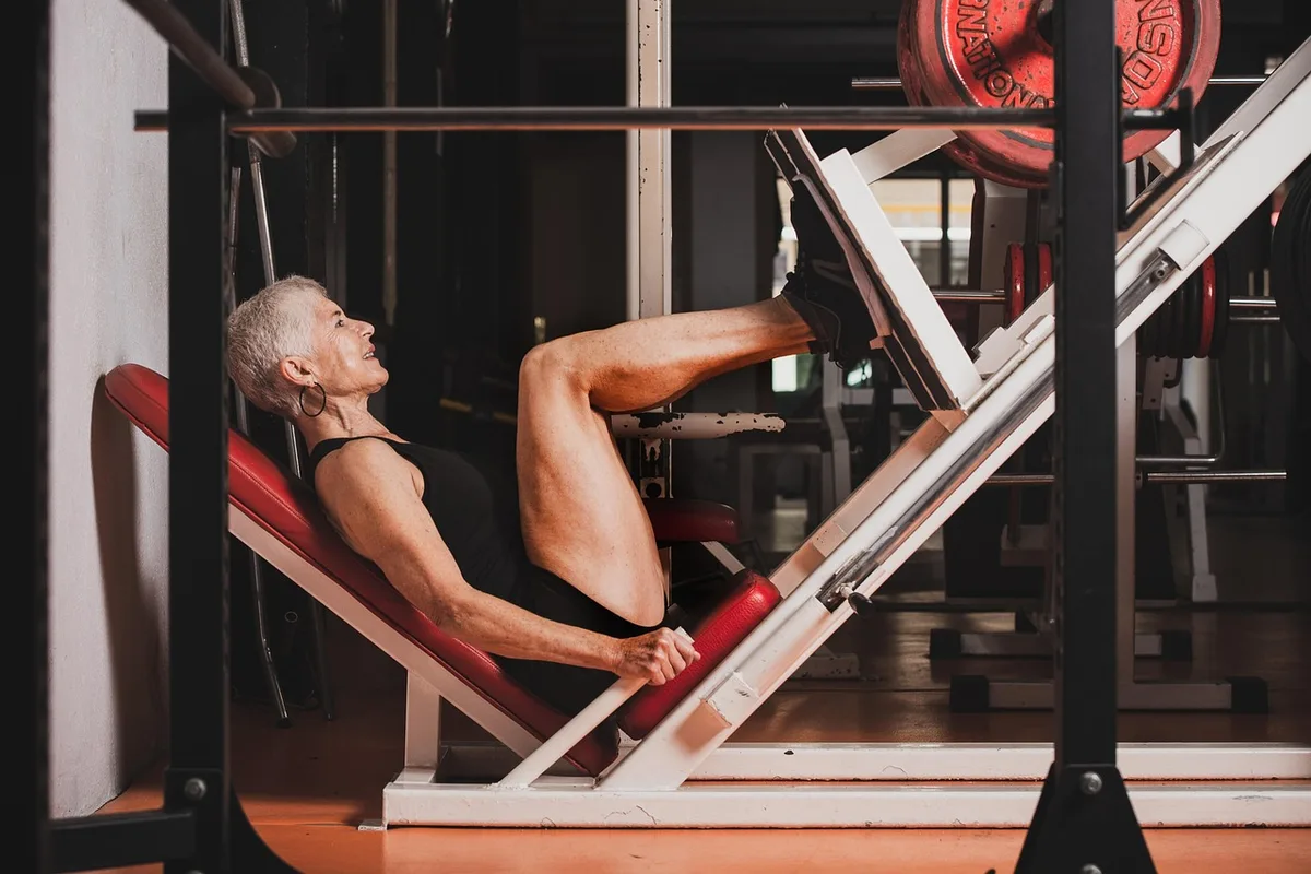 Personne âgée faisant un exercice avec une bande élastique pour renforcer les muscles