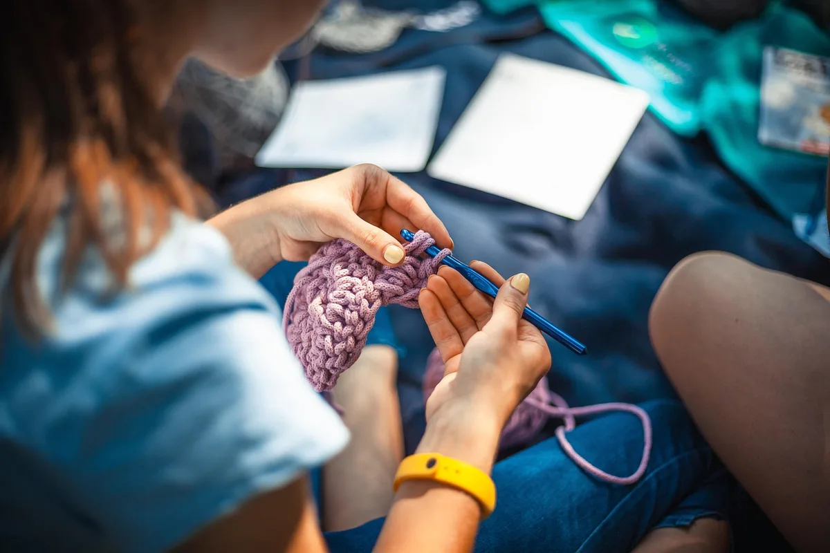 Gros plan sur couture et tissu vintage pour évaluer la qualité