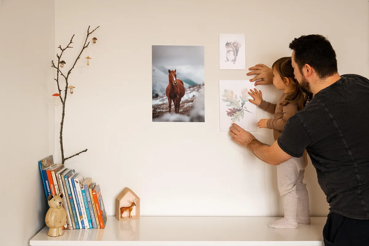 Salle de vente aux enchères avec catalogues et œuvres exposées