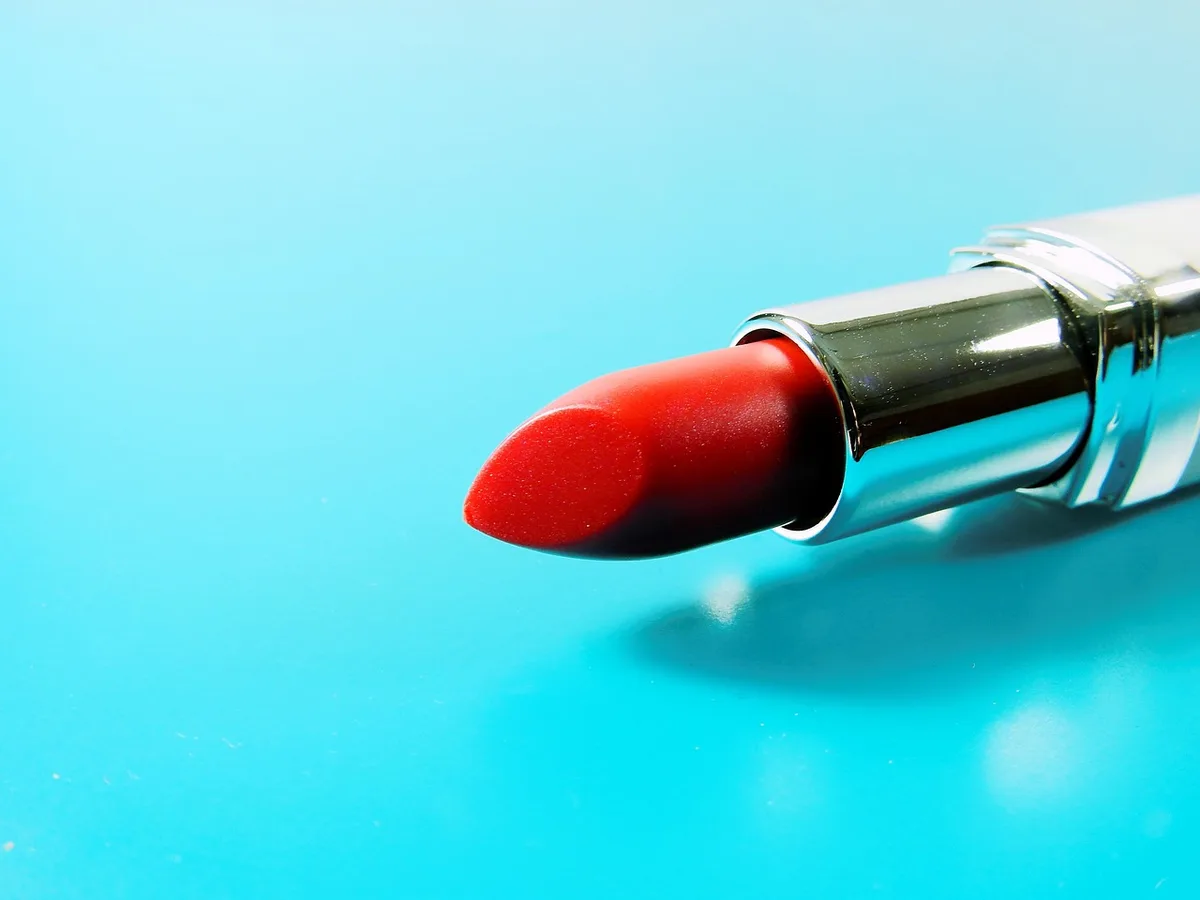 Gros plan sur l'étiquette d'un produit de beauté montrant la liste d'ingrédients