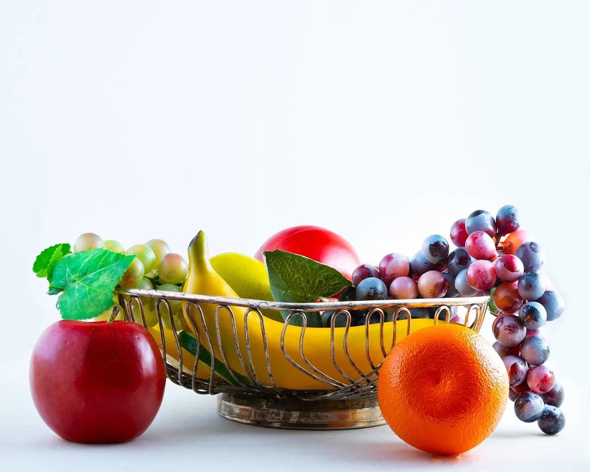 Bol avec skyr, banane et poudre de lait prêt à être mixé