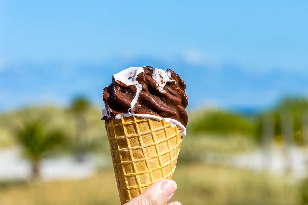 Bâtonnets de glace trempés dans du chocolat fondu avec huile de coco