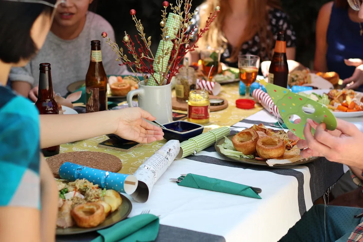 Table éclairée par une lumière douce près d'une fenêtre, assiette et couverts visibles
