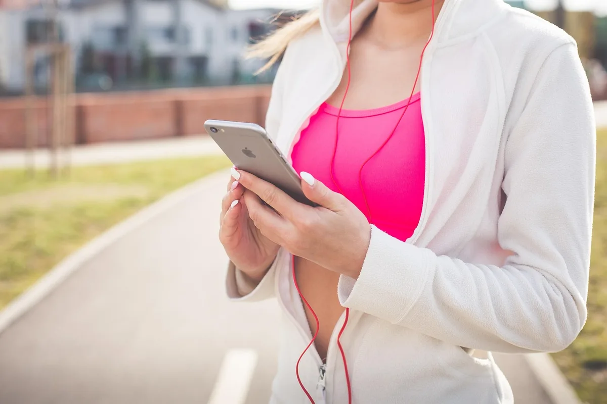 Exercices de résistance à la maison avec haltères et tapis pour préserver la masse musculaire