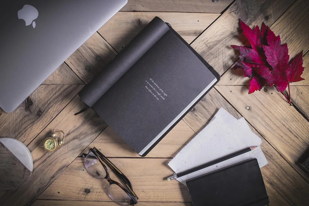 Carnet alimentaire posé sur une table avec un stylo