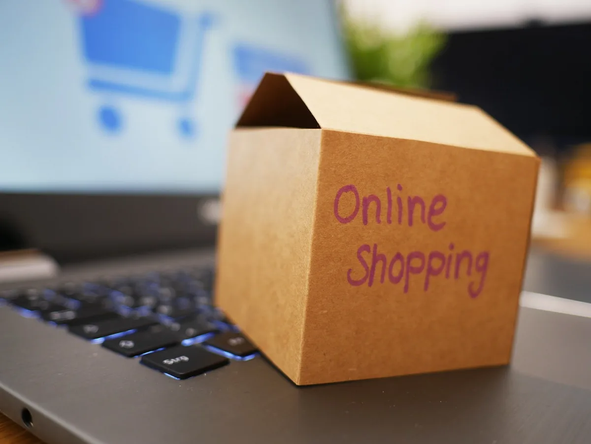 Personne consultant une liste de vérification d'achat en ligne sur une tablette