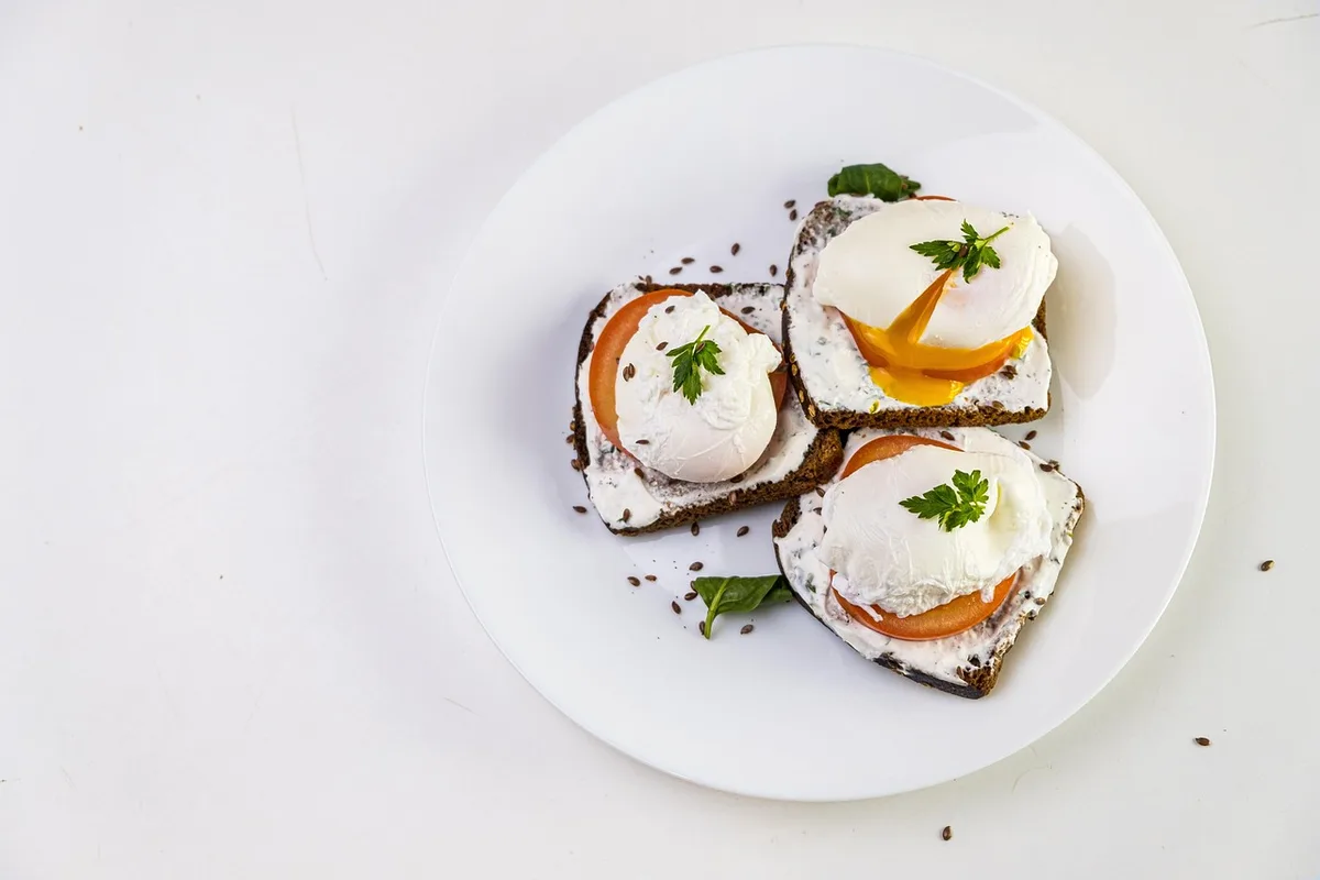 Tartine de pain complet garnie d'un œuf poché