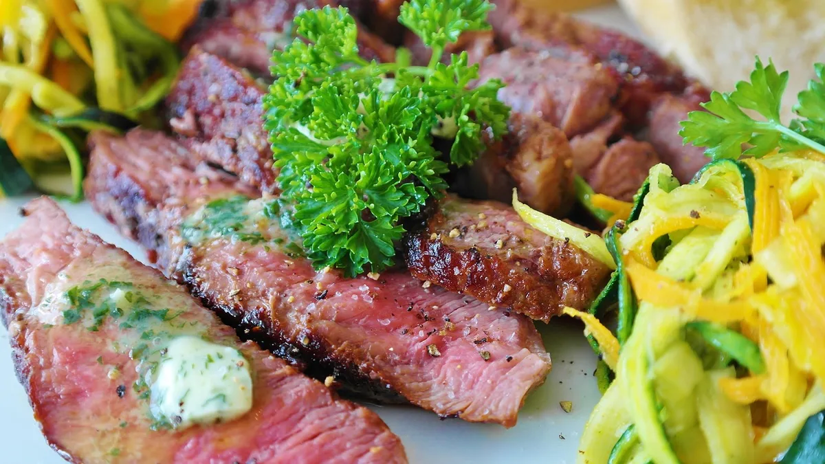 Assiette équilibrée avec protéines, légumes et glucides complets