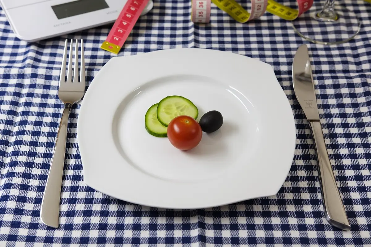 Assiette avec portions contrôlées de légumes et grains complets