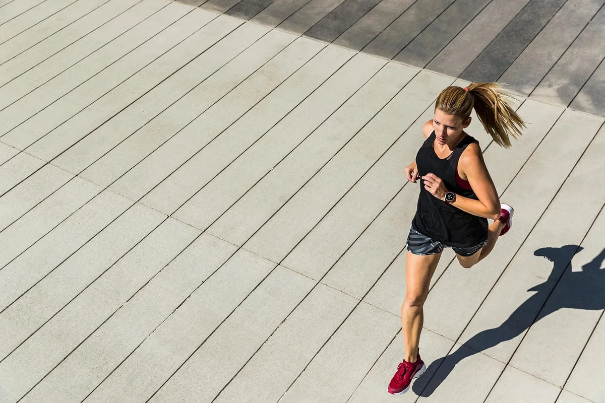 Personne pratiquant des exercices du périnée à la maison près d'une fenêtre