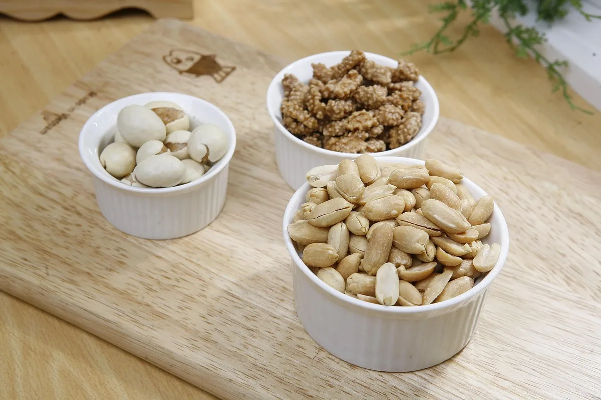 Assortiment d'aliments riches en protéines : œufs, saumon fumé, yaourt grec et légumineuses