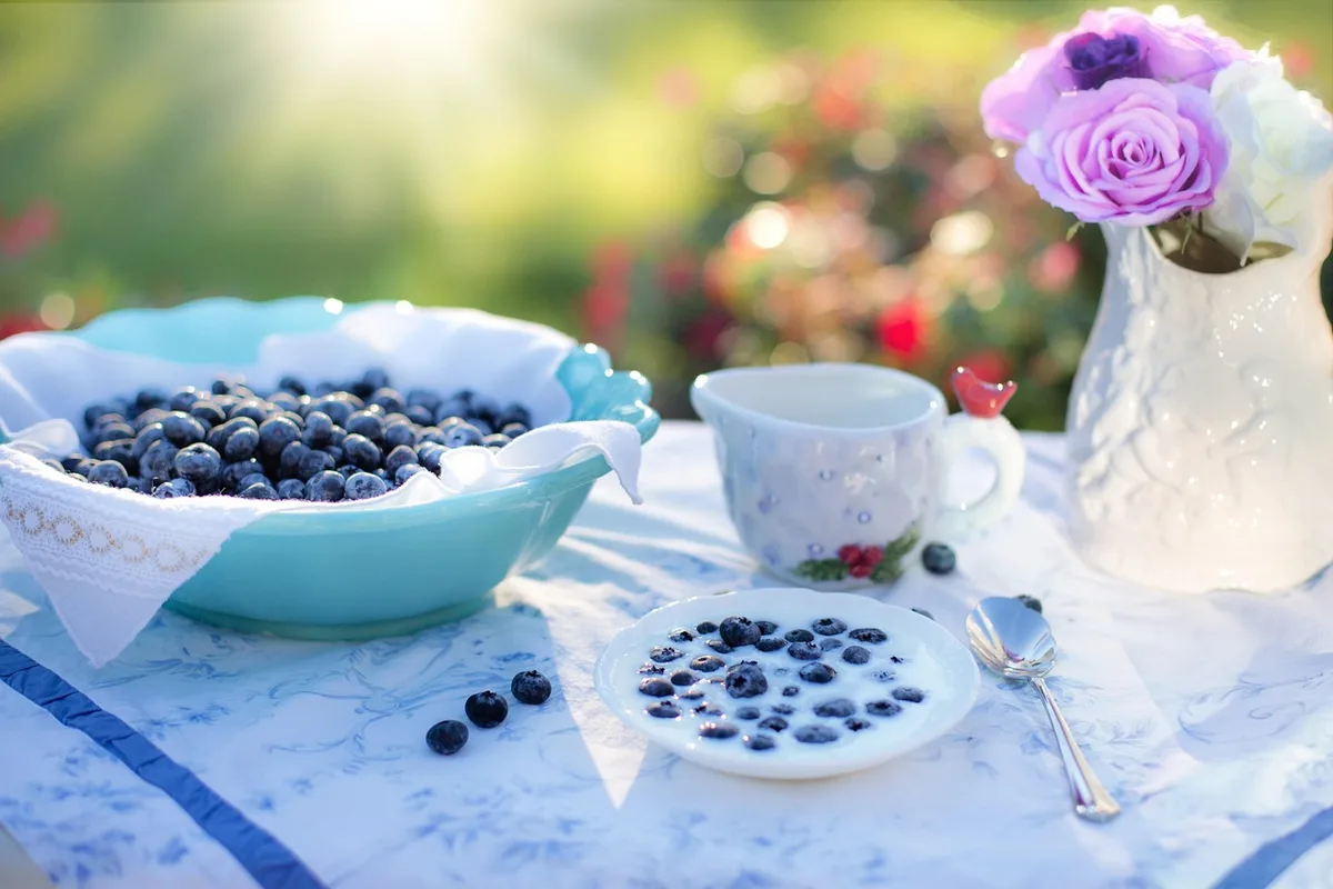 Bol de yaourt nature avec fruits rouges et graines pour le petit-déjeuner