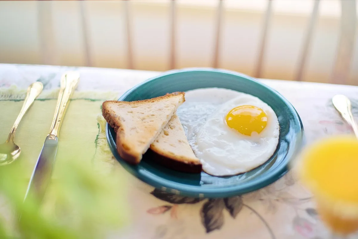 Personne prenant un repas lentement à table, assiette variée