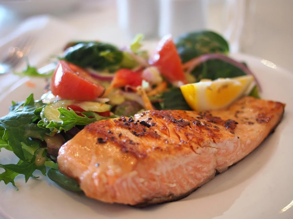 Portions équilibrées préparées sur une table de cuisine en plein jour