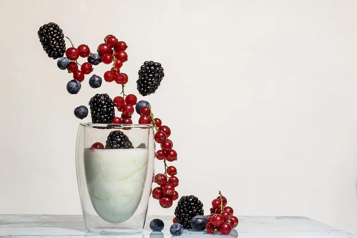 Bol de fruits et yaourt nature comme alternative sans sucres ajoutés