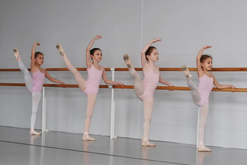 Groupe de jeunes en cours de salsa dans un studio lumineux