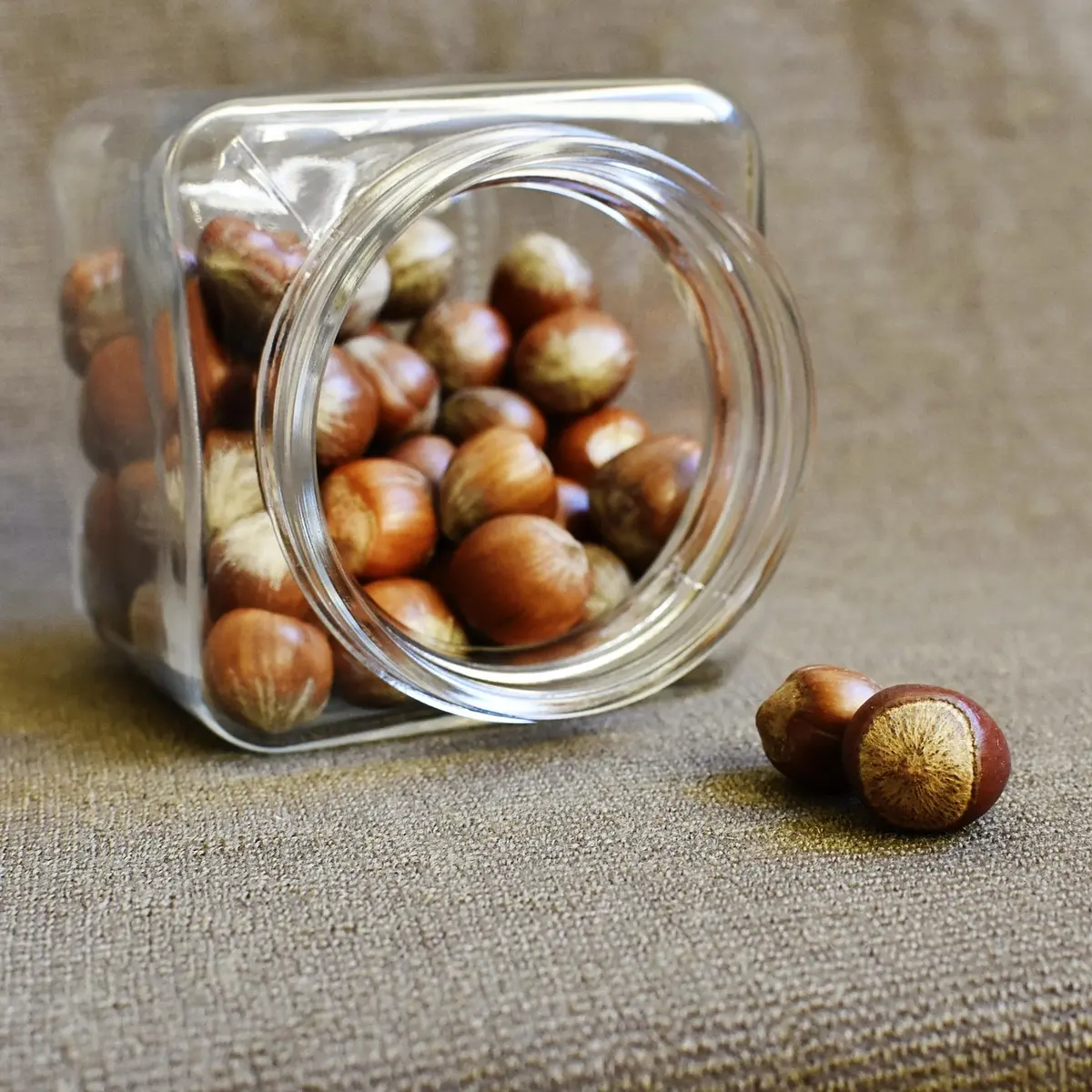 Assortiment d'aliments transformés sur une table montrant sources courantes de sodium