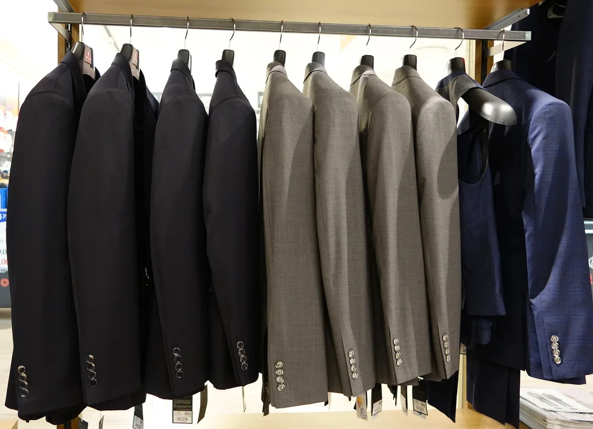 Vitrine de boutique montrant vêtements inspirés du rugby