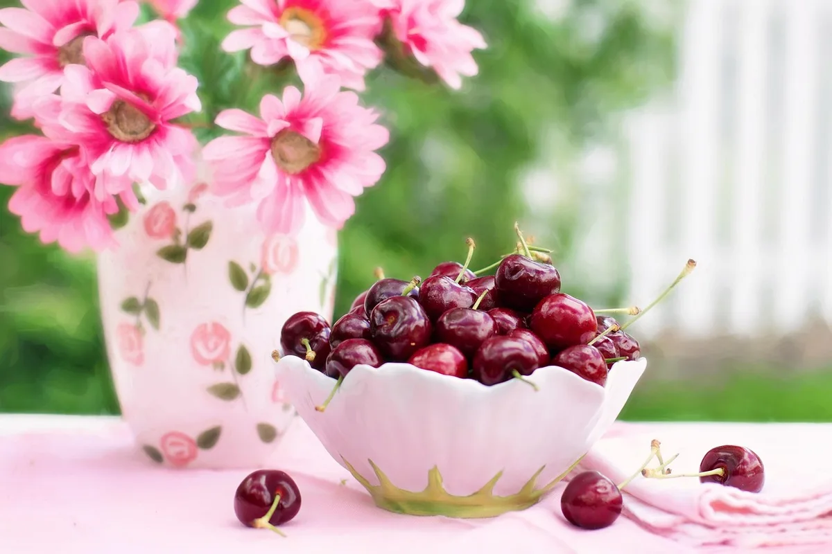 Fruits entiers riches en fibres disposés dans un bol