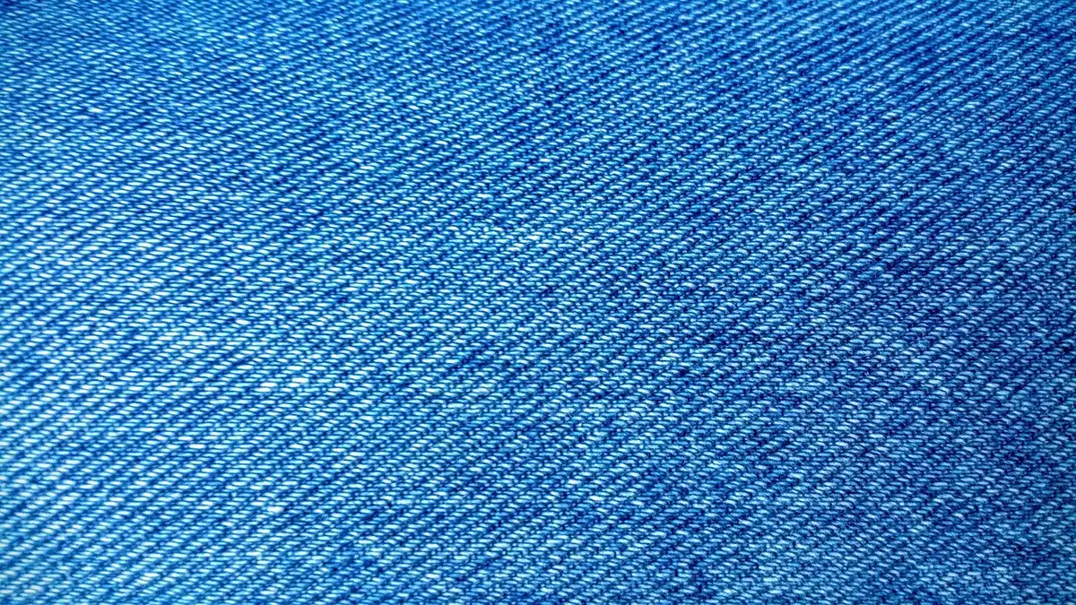 Détails de superpositions: tee-shirt sous chemise et veste en daim