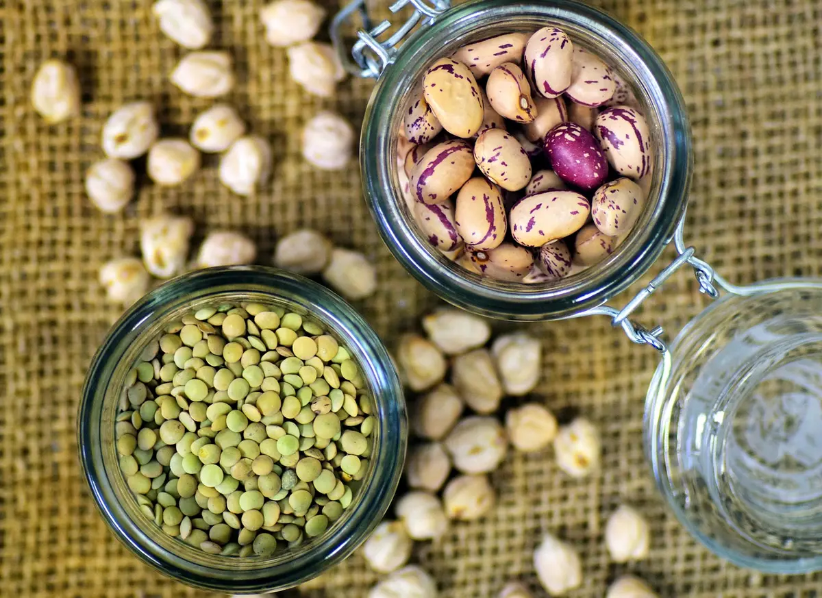Produits à base de plantes présentés sur un plan de travail